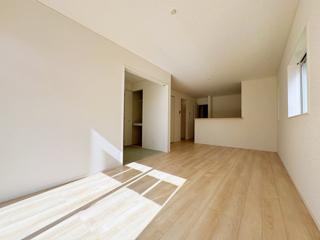 新築戸建・建売　郡山市御前南五丁目　耐震＋制震　朝日が丘小・郡山七中の居間・リビング|対面キッチンなのでリビングにいるご家族と会話を楽しみながら食事の準備や片付けができます！