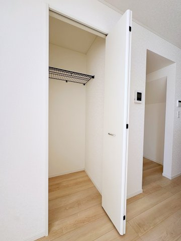 新築戸建・建売　郡山市御前南五丁目　耐震＋制震　朝日が丘小・郡山七中の収納|嬉しいリビング収納！掃除機やリビングで使うものの収納に便利です！