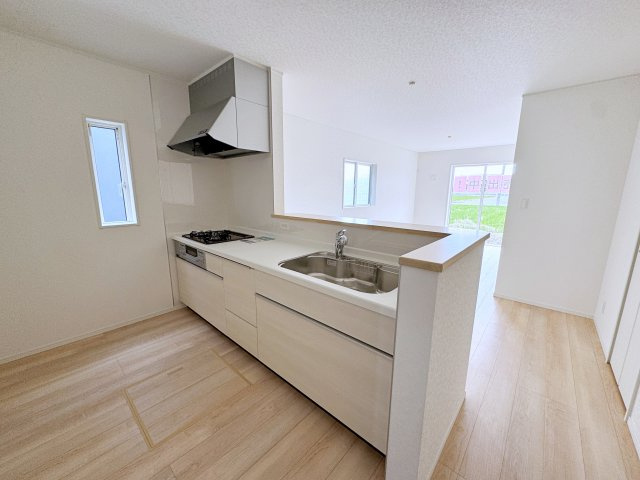 新築戸建・建売　郡山市御前南五丁目　耐震＋制震　朝日が丘小・郡山七中のキッチン|三口コンロのシステムキッチンはカウンター付きなので食事の配膳や片付け動線が楽々♪