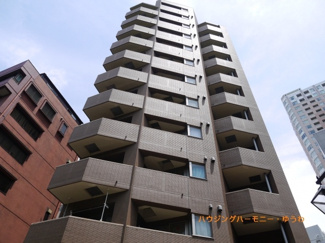 【外観】 | 陽光浴びる外観がシンプルな外観をより際立たせ、人々の記憶に存在感を植え付けます。