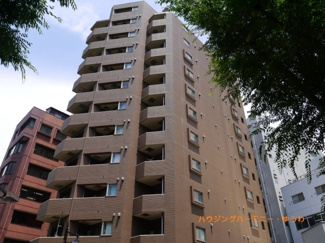 【外観】 | モダンでスタイリッシュな印象を与えるブラウンカラーを基調とした外観。