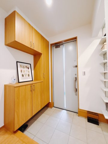 【新築戸建】前橋市朝倉町1丁目の玄関|■玄関｜毎日の「いってらっしゃい」や「お帰りなさい」を大切なご家族と過ごす玄関は〈使いやすさ〉を追求しております。玄関横の物入は急な来客時でもさっとお片付けできるスペースを確保しています。