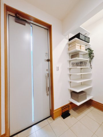 【新築戸建】前橋市朝倉町1丁目の玄関|■玄関｜ご家族の靴がたくさんしまえる下駄箱付き。お子様の靴がこれから増えても安心な大きさです。