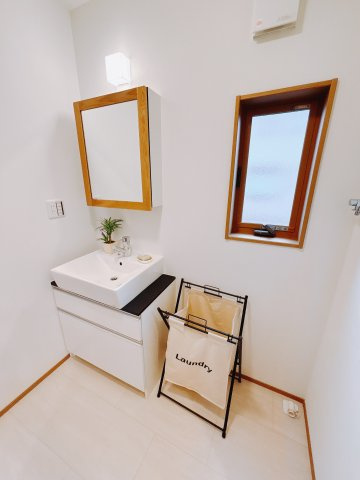 【新築戸建】前橋市朝倉町1丁目の独立洗面台|■洗面室｜ゆとりのある洗面脱衣室ではお子様と並んで歯磨きもできるので一緒に成長を楽しめます♪ひろびろとした洗面室で、朝の準備も楽しくなります☆.*
