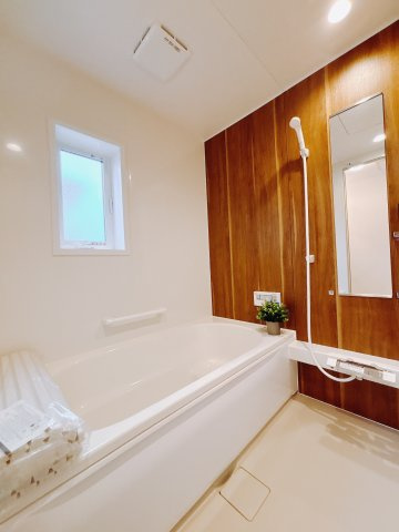 【新築戸建】前橋市朝倉町1丁目の浴室|■浴室｜デザイン性に優れた浴室♪1日の疲れを癒す、ゆったりとしたバスタイムをぜひお過ごしください(*＾＾*)大きな窓付きで嬉しい♪