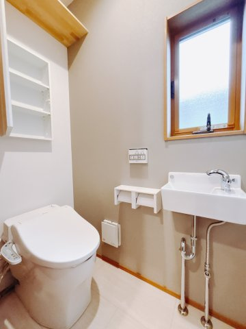 【新築戸建】前橋市朝倉町1丁目のトイレ|■トイレ｜おしゃれなトイレになっています♪後ろには棚がついていまして、小物を置けるスペースがあるのでトイレットペーパーのストックを置いておくのにも便利です♪