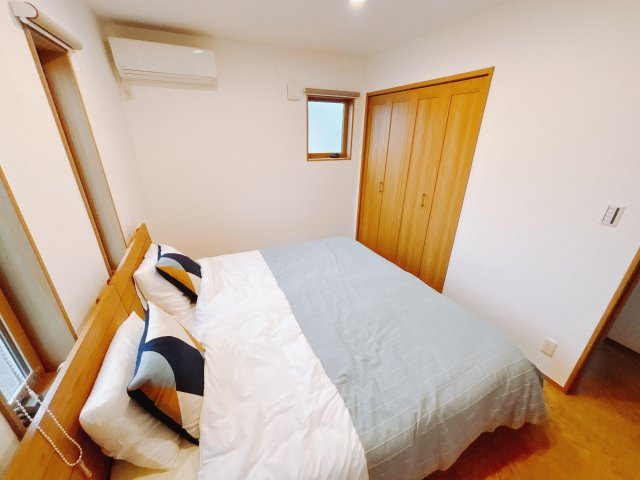 【新築戸建】前橋市朝倉町1丁目の寝室|■主寝室｜ダブルベッドを置いても充分な広さを2Ｆのお部屋に設けております。お子様と家族みんなで寝るのも夢じゃありません♪窓からは光が差し込むので日中でも明るいお部屋です。
