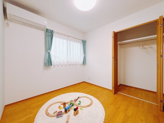 【新築戸建】前橋市朝倉町1丁目の洋室|■2階洋室｜お子様の一人部屋にピッタリな洋室。木のぬくもりを感じるフローリングは、天然木の味わいが時とともに深みを増していきます。また、傷にも強く、フリーワックスでお手入れもラクラクです♪