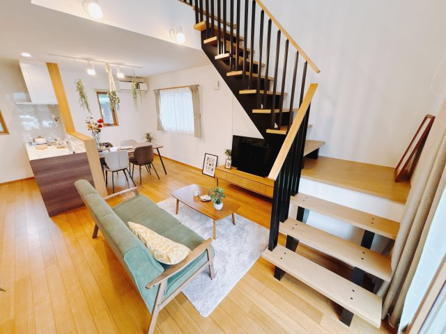 【新築戸建】前橋市朝倉町1丁目の居間・リビング|■リビング｜家具が設置されていて、生活イメージがしやすくなっております(*＾＾*)大きなソファーやテーブルを置いてもゆとりのある空間です♪