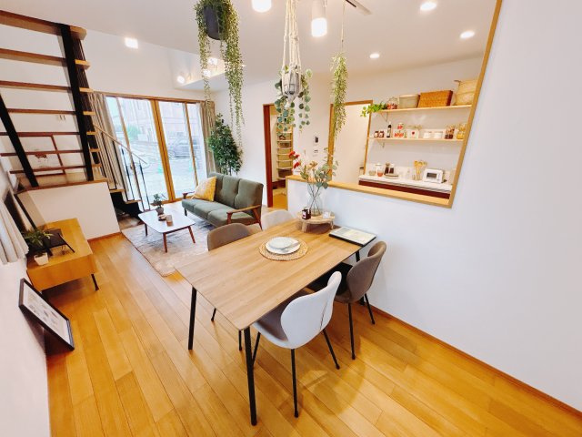 【新築戸建】前橋市朝倉町1丁目の居間・リビング|■リビング｜時の流れと共に陽射しは装いを変え空間に新たな彩りを与えます。一日中家に居ても飽きることなく過ごすことができる素敵な空間です♪