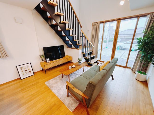 【新築戸建】前橋市朝倉町1丁目の居間・リビング|■リビング｜陽当たり良好のリビングダイニング♪賃貸では叶わなかった、お友達とのホームパーティや大音量で映画やテレビを楽しむことができます(*^^*)