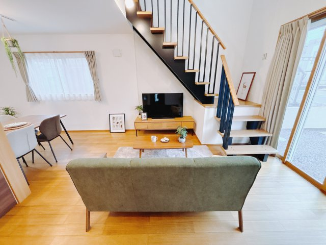 【新築戸建】前橋市朝倉町1丁目の居間・リビング|■リビング｜落ち着きのある表情を見せるリビングダイニング。太陽の光がたっぷり差し込むリビングは、自然とご家族が集まる居心地の良い空間です。