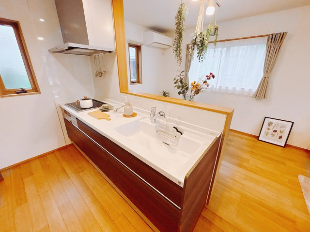 【新築戸建】前橋市朝倉町1丁目のキッチン|■キッチン｜作業がはかどる広々カウンタースペース。会話がはずむ「オープンキッチン」なので家族とのコミュニケーションも活発になります。