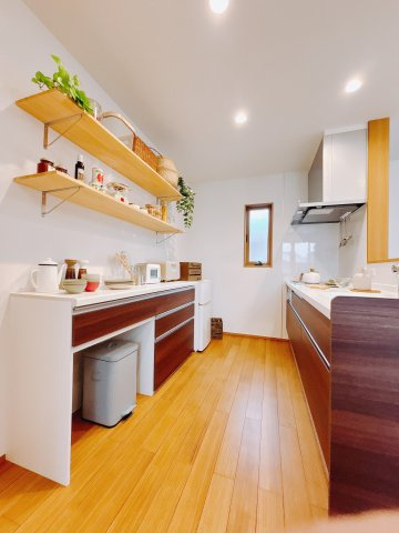 【新築戸建】前橋市朝倉町1丁目のキッチン|■キッチン｜ワークトップの幅が広く、お子様といっしょにお料理をつくったり、ちょっとしたパーティーも楽しめます。フラットなのでお掃除がしやすいのもポイントです♪