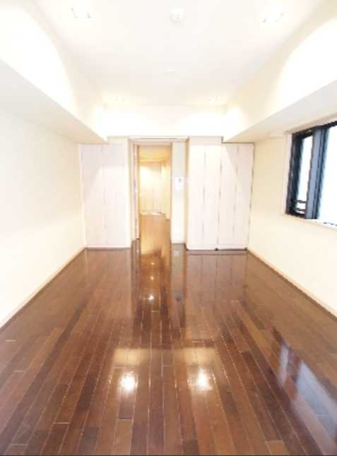 エスティメゾン銀座　駅近　ペット相談　駐車場有の居間・リビング