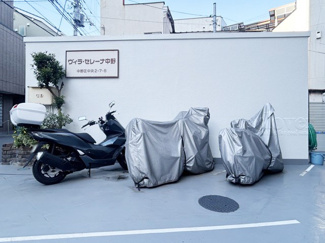 【駐車場】 | バイク置き場。空き区画の有無や駐輪料金、サイズおよび排気量規定などについては、改めてお問い合わせください。～即日のご見学可能～　お問合せはお気軽にどうぞ。
