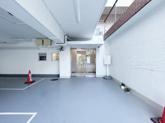 【エントランス】 | お客様を、そして住人を出迎えてくれるマンションのエントランス。ゴミが落ちていないことからも、管理状態の良さや住民の節度の高さが見て取れます。～即日のご見学可能～　お問合せはお気軽にどうぞ。
