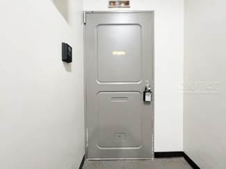 【その他共用部分】 | 皆様をお迎えする、お部屋の玄関ドア。開けやすさや開放角度、ドアノブの操作しやすさや鍵の形状などを、現地で一度ご確認ください。～即日のご見学可能～　お問合せはお気軽にどうぞ。