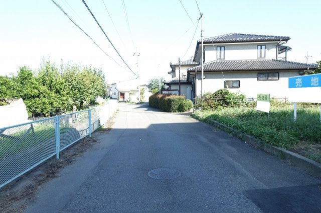 高崎市上中居町　【地型良好74坪】売地の前面道路含む現地写真|北側道路を西から東方向