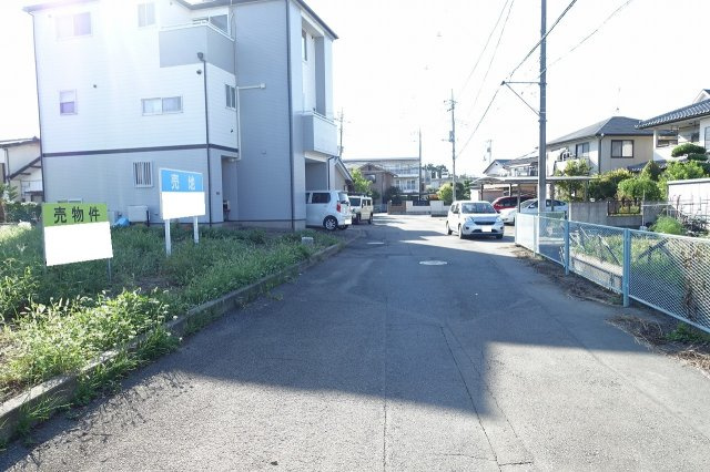 高崎市上中居町　【地型良好74坪】売地の前面道路含む現地写真|北側道路を東から西方向