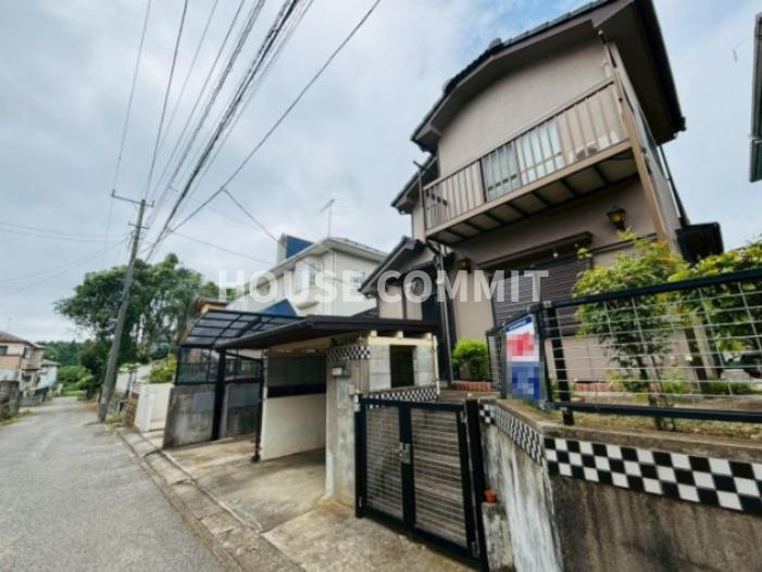 中古戸建ての前面道路含む現地写真