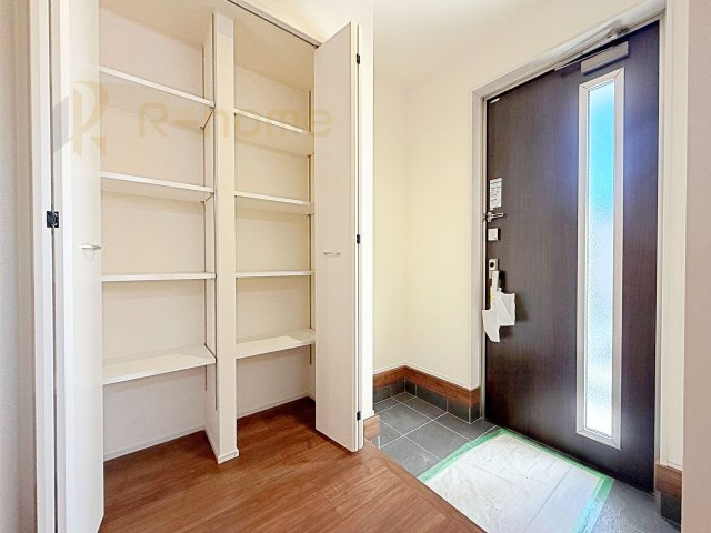 第1取手市野々井　新築戸建て　1号棟の玄関|気持ちよくご家族やゲストを送迎できる穏やかな雰囲気の玄関♪大きな下駄箱で玄関廻りスッキリ♪