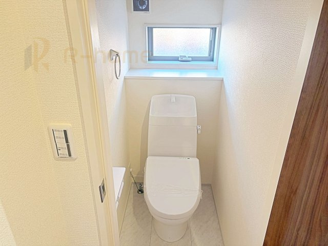 第1取手市野々井　新築戸建て　1号棟のトイレ|温水洗浄便座付きのトイレ。
トイレが２ヵ所設置で朝の忙しい時間でも安心です。