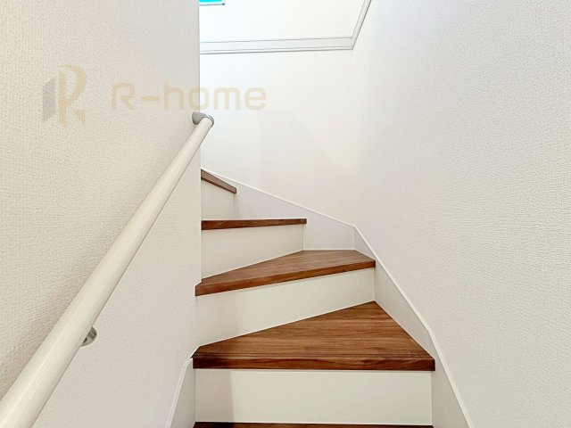 第1取手市野々井　新築戸建て　1号棟の内装|手すりのついた階段！小さなお子様の利用も一安心です♪