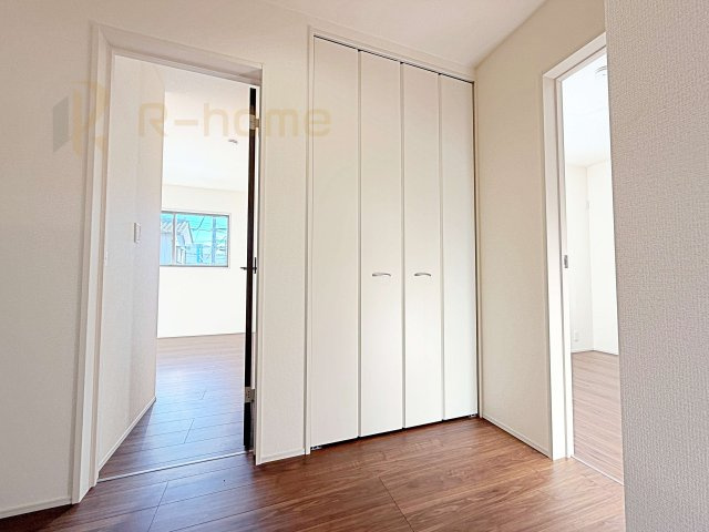 第1取手市野々井　新築戸建て　1号棟の収納|掃除機などの収納に便利なホール収納！家族で活用できる便利な収納スペース♪