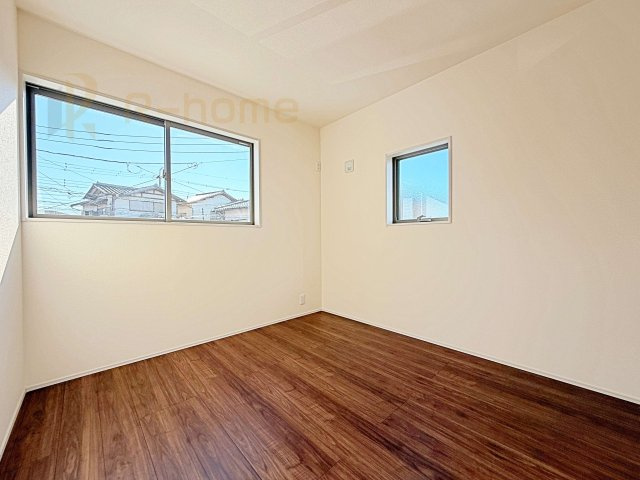 第1取手市野々井　新築戸建て　1号棟の洋室|2面窓の風通しの良い洋室です♪差し込む暖かな陽当たりで、室内がくつろげる空間に早変わりです♪