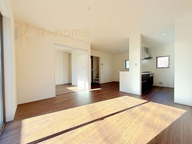 第1取手市野々井　新築戸建て　1号棟の居間・リビング|たっぷりの陽光が注ぎ込む明るいリビング♪隣接の洋室を開放すると更なる大空間に変身♪