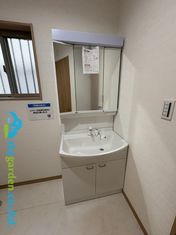 藤沢市石川5丁目　中古戸建の独立洗面台|三面鏡付きの洗面化粧台