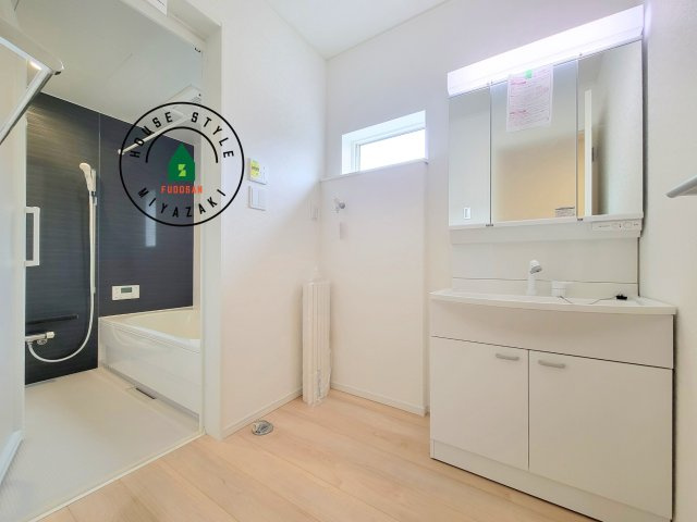 宮崎市恒久第15-1棟（1号棟）の脱衣所|ゆとりの洗面スペースで朝の身支度もスムーズに。暮らしを快適に変えるシャワー付洗面台です！