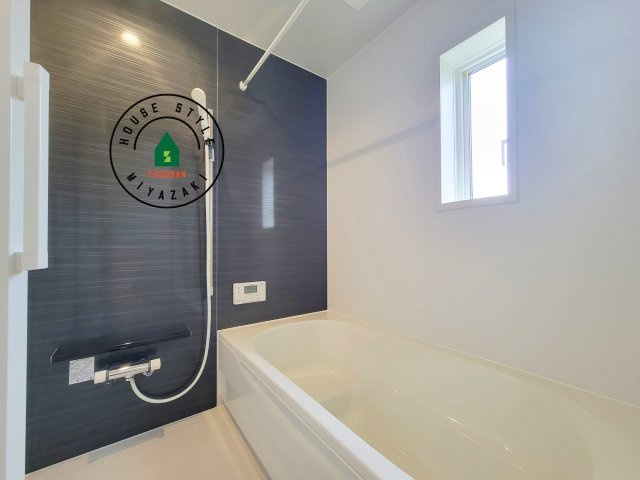 宮崎市恒久第15-1棟（1号棟）の浴室|1日の疲れを癒してくれる広々バスルーム。雨の日のお洗濯にも大活躍な浴室乾燥機付です！