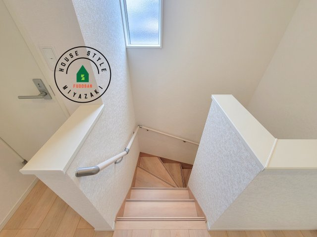 宮崎市恒久第15-1棟（1号棟）の内装|＜手すり付階段＞手すりがないと階段の昇り降りで危険なことはもちろん、壁に手をつきながら歩くことで壁紙が汚れやすくなります。すべての方に快適に昇り降りしていただくため、手すりを設置しました。