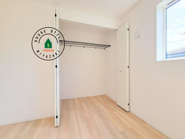 宮崎市恒久第15-1棟（1号棟）の収納|洋服や大きな荷物が多い方や人数の多いご家族などは、一般的なクローゼットよりもウォークインクローゼットのほうが使い勝手が良いです。