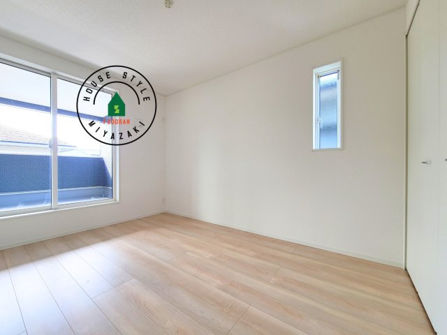 宮崎市恒久第15-1棟（1号棟）の洋室|柔らかい陽光が差し込む明るいお部屋を演出する設計。彩光の取れる窓が気持ちの良いお部屋を創り上げます。