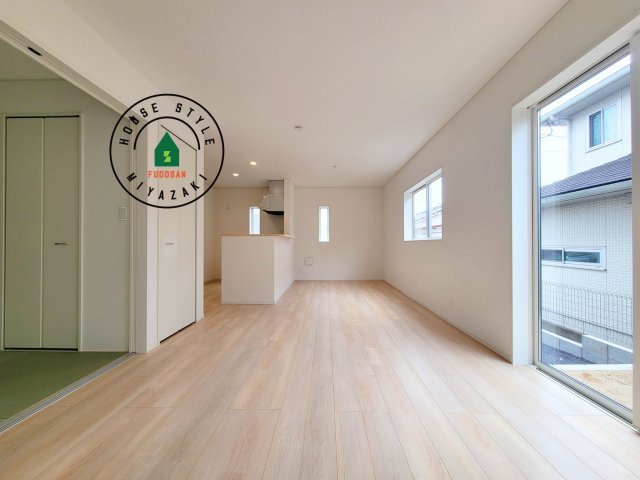 宮崎市恒久第15-1棟（1号棟）の居間・リビング|明るく開放的なリビングダイニングは豊かな陽光が注ぎ込み、やすらぎの空間を演出してくれます。ご家族で楽しいひとときをお過ごし下さい。※家具はCGを合成したものです。