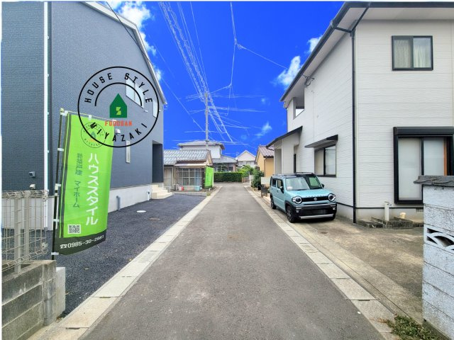 宮崎市恒久第15-1棟（1号棟）の前面道路含む現地写真|前面道路は閑静な住宅地をはしる車通りの少ない道路。お車の出し入れが苦手なママや小さなお子様にも安心ですね。しっかり舗装もされているので、ベビーカーや自転車で通っても快適に通行できます。