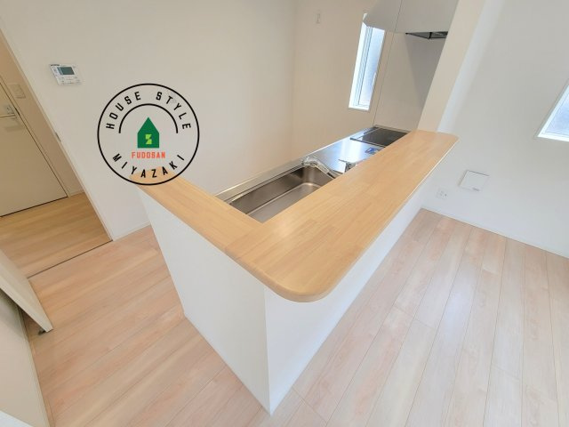 宮崎市恒久第15-1棟（1号棟）のダイニング|キッチンから立ち込める香りが今日の料理を期待させます。