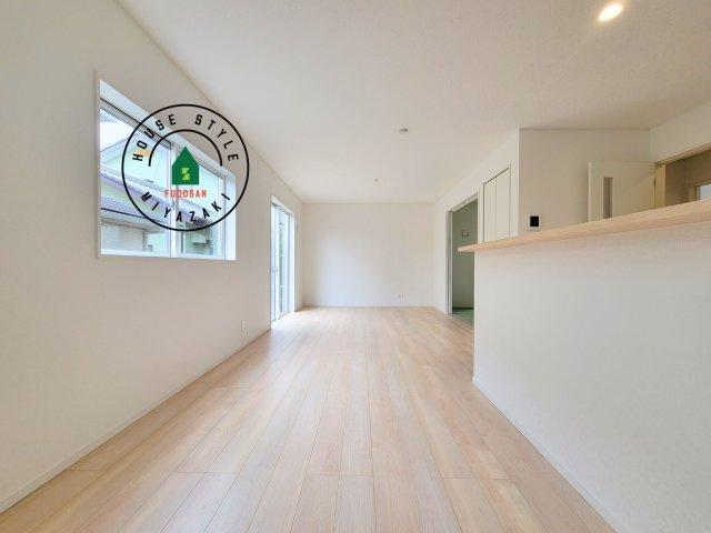 宮崎市恒久第15-1棟（1号棟）の居間・リビング|キッチンからリビングをしっかり確認できます。家族の笑顔があふれる空間になりそうですね。