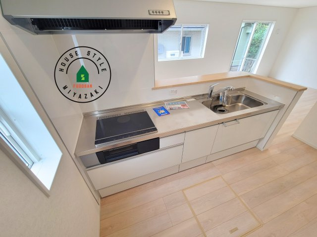 宮崎市恒久第15-1棟（1号棟）のキッチン|ご家族を近くに感じられる対面キッチンのLDK。会話もはずみそうですね。