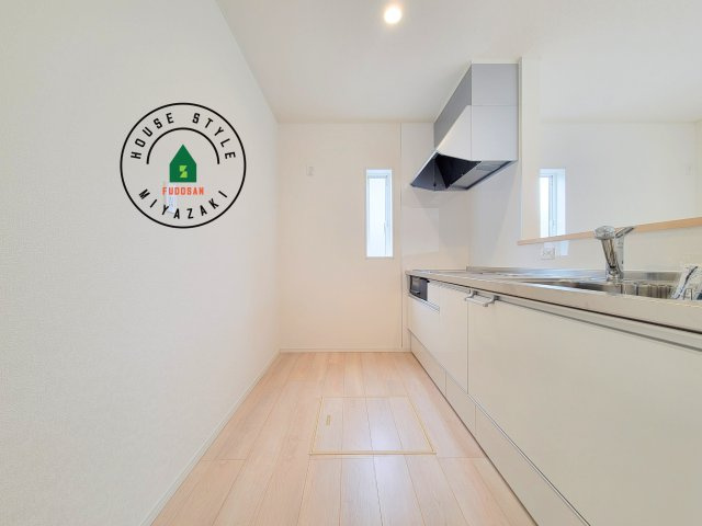 宮崎市恒久第15-1棟（1号棟）のキッチン|ダイニングテーブルへの配膳がラクラク、お料理はかどるカウンター付きシステムキッチン！