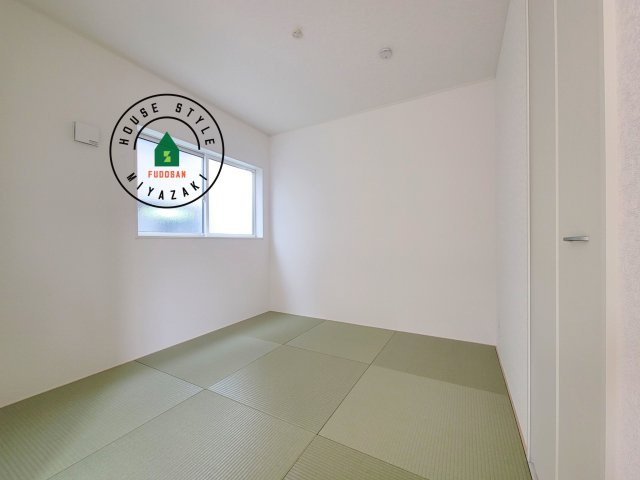 宮崎市恒久第15-1棟（1号棟）の和室|和室を上手に活用すると暮らし方の幅が広がります。例えば普段は開け放して、子供の小さいうちはお昼寝や遊びのスペースに。畳はソフトなので転んでもケガをしにくく安心です