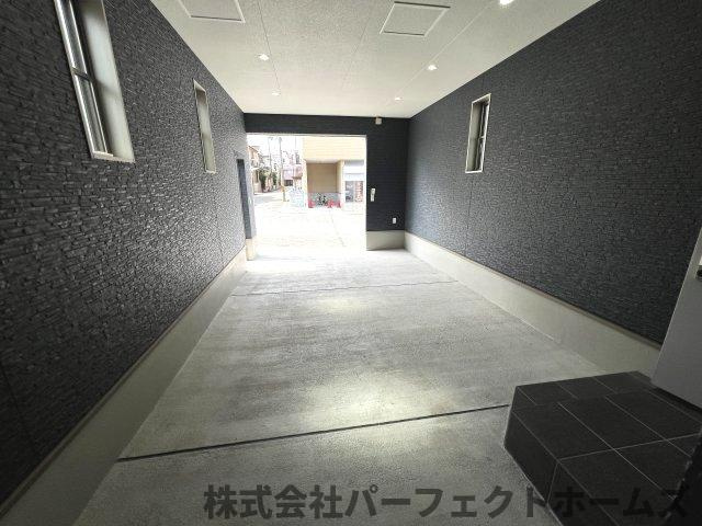 N BASE枚方 Cの駐車場|Garageハウスシャッター付！１BOX車駐車可能！