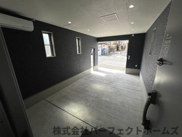 N BASE枚方 Cの駐車場|Garageハウスシャッター付！１BOX車駐車可能！