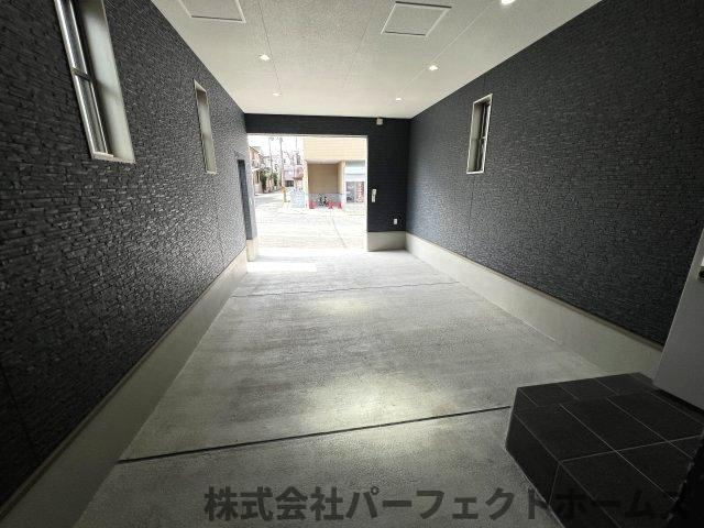 N BASE枚方 Cの駐車場|Garageハウスシャッター付！１BOX車駐車可能！