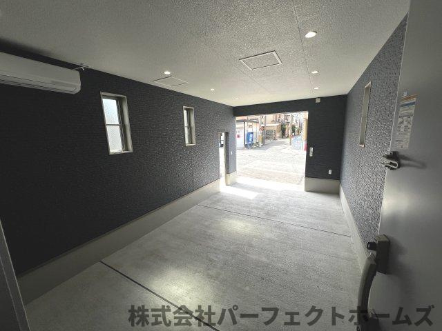 N BASE枚方 Cの駐車場|Garageハウスシャッター付！１BOX車駐車可能！