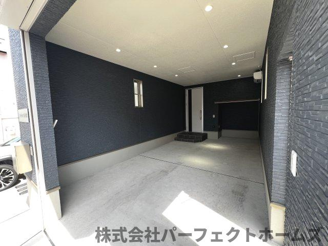 N BASE枚方 Cの駐車場|Garageハウスシャッター付！１BOX車駐車可能！