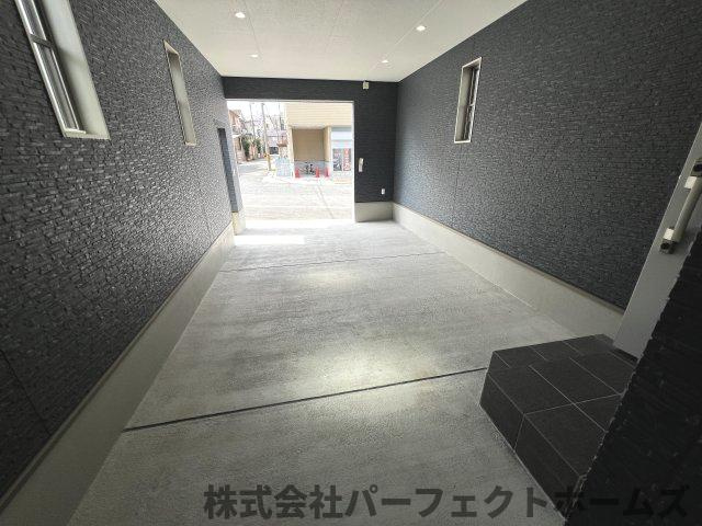 N BASE枚方 Cの駐車場|Garageハウスシャッター付！１BOX車駐車可能！